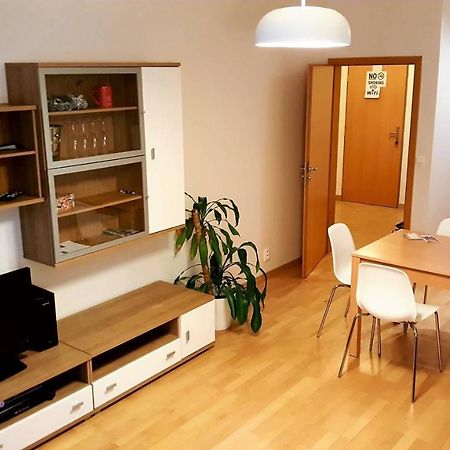 Apartment Smichov Prag Exteriör bild