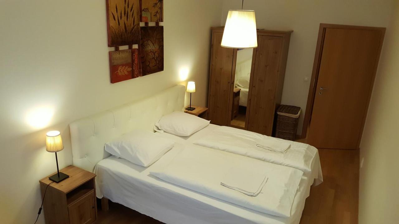 Apartment Smichov Prag Exteriör bild