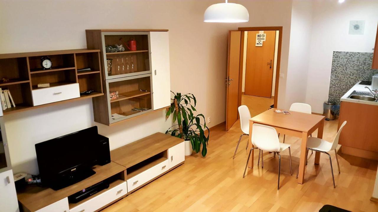 Apartment Smichov Prag Exteriör bild