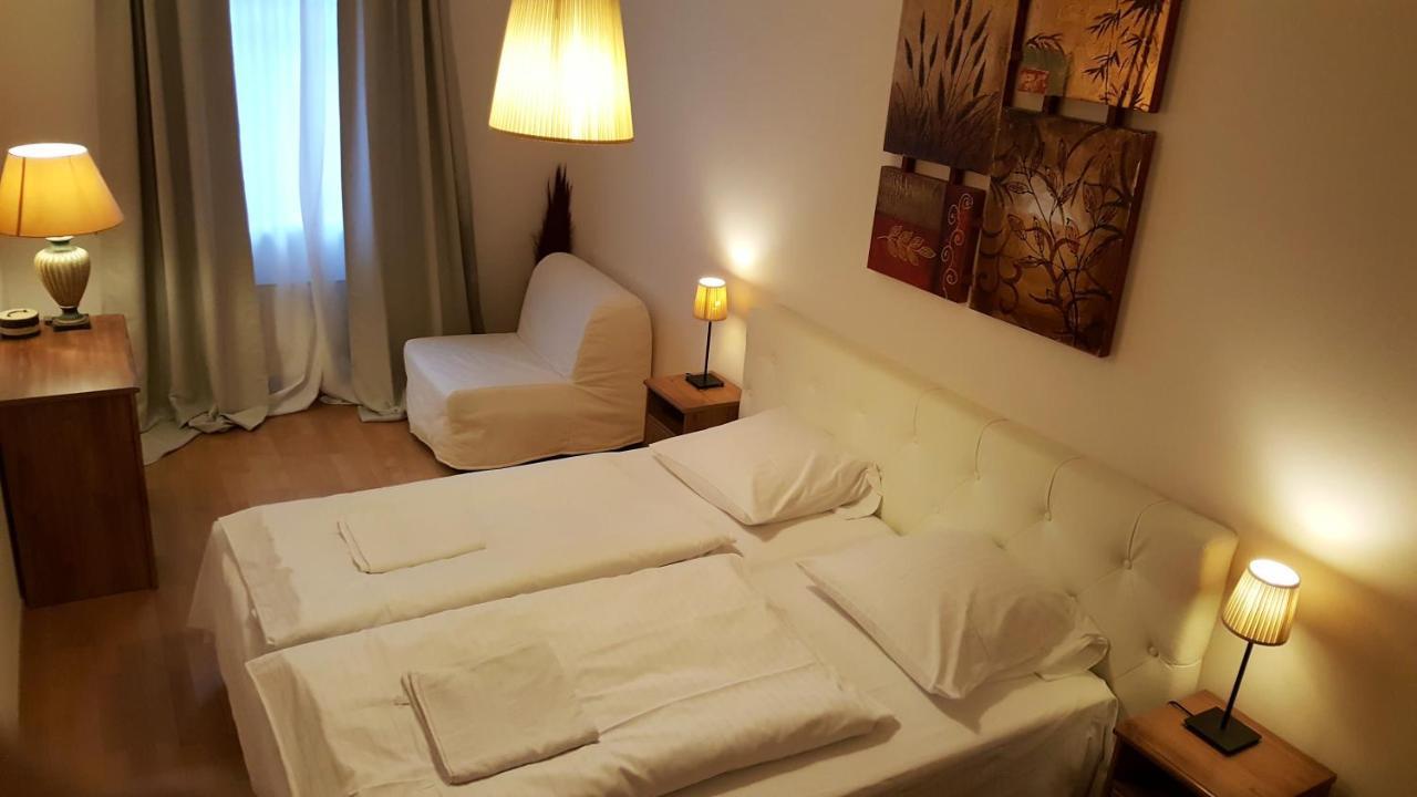 Apartment Smichov Prag Exteriör bild